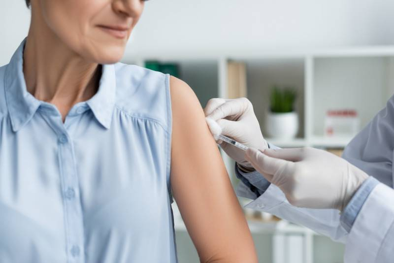 
Дополнительная защита: кому и через сколько нужно делать бустерную вакцину от COVID-19                