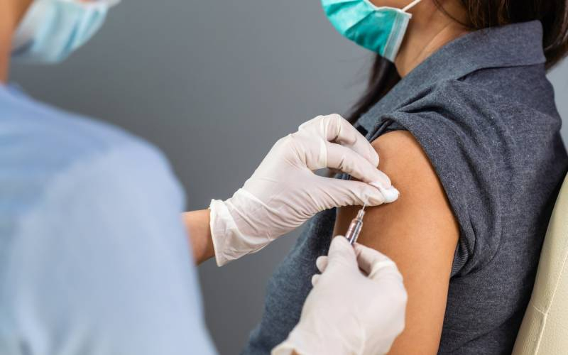 
Дополнительная защита: кому и через сколько нужно делать бустерную вакцину от COVID-19                