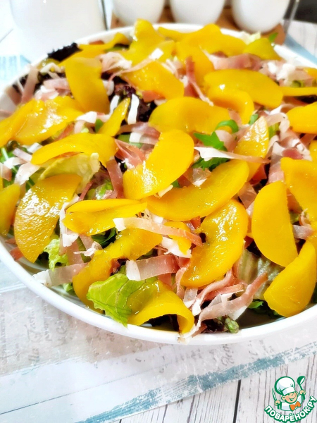 Листовой салат с хамоном и персиком