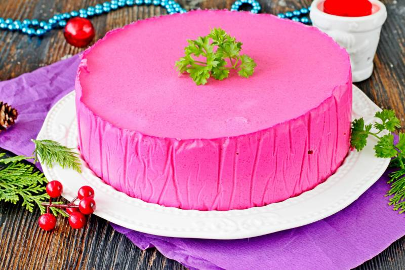 
Новое оформление классического новогоднего салата: торт «сельдь под шубой» и оригинальные роллы                