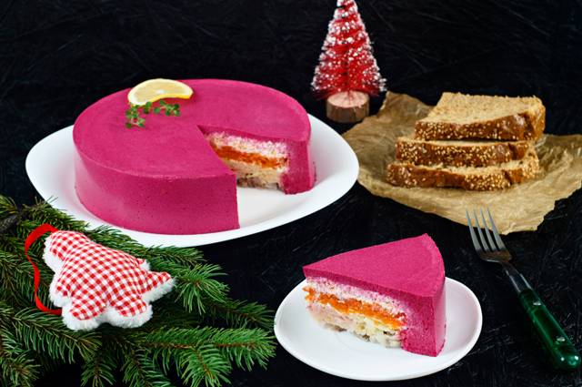 
Новое оформление классического новогоднего салата: торт «сельдь под шубой» и оригинальные роллы                