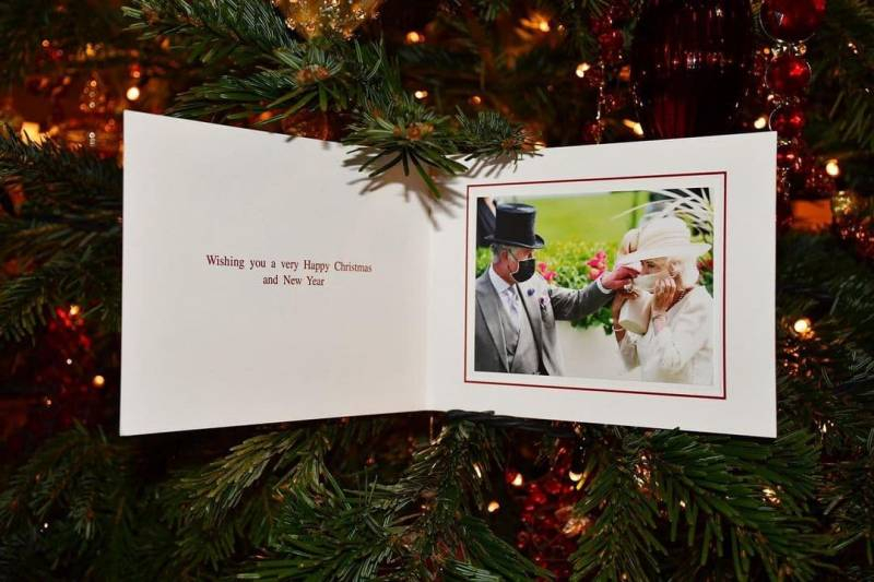 
Принц Чарльз и его супруга Камилла разочаровали британцев рождественской открыткой 2021 года                