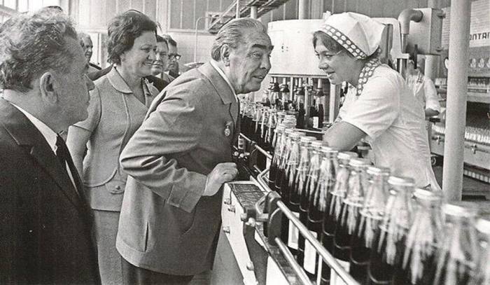 
Почему генсек Брежнев, получая приличную зарплату и гонорары, не мог оплатить даже дешевые сувениры                