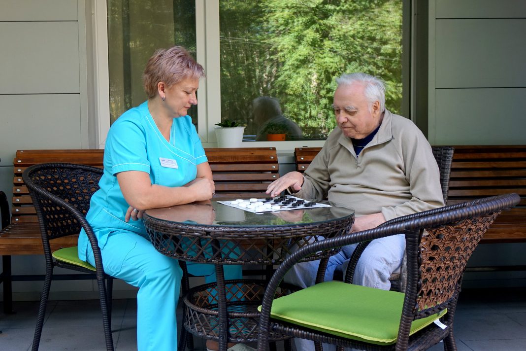 Какой уход обеспечивает пансионат для больных Альцгеймером?