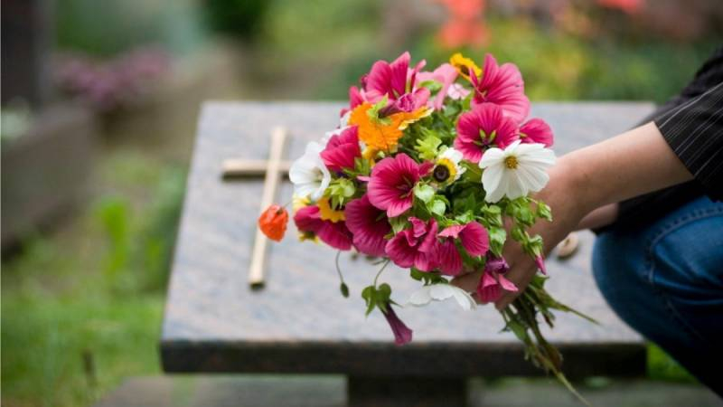 
Почему людям нельзя оборачиваться и смотреть на могилу родственника                