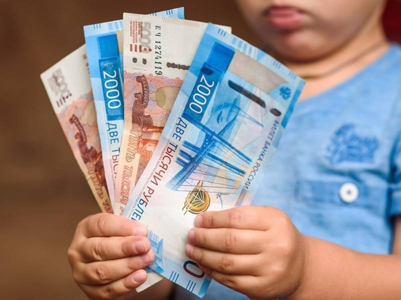 
Россиянам назвали особенности получения апрельских выплат на детей                