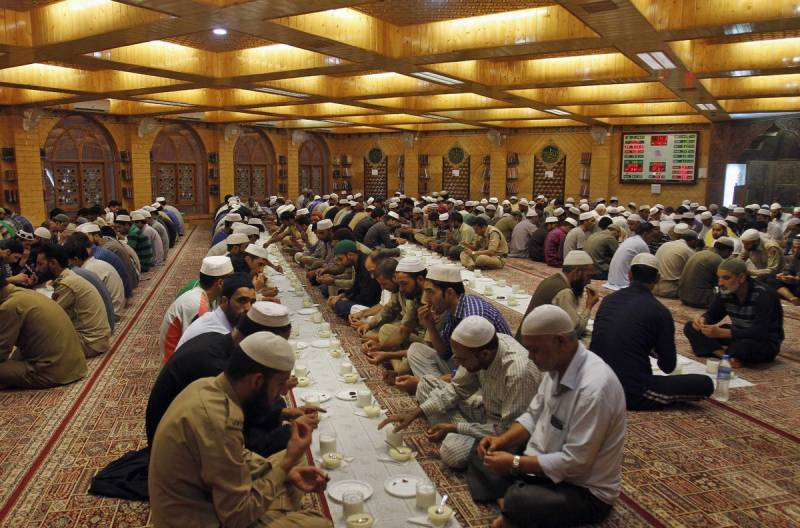 
В какое время мусульмане совершают намаз в священный месяц Рамадан                