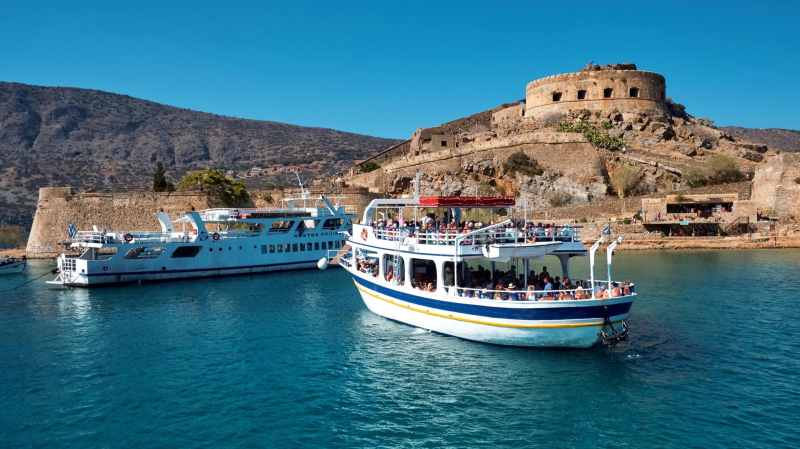 Российских туристов летом будут возить на Крит через Турцию