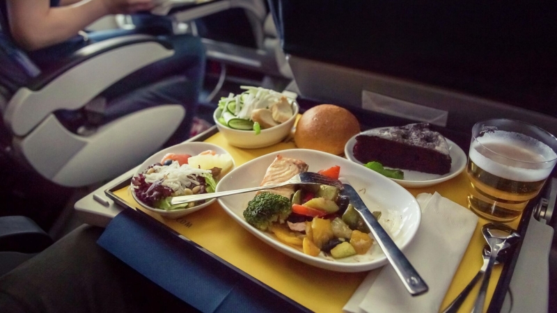 Авиакомпания выплатит туристу компенсацию за осколки в еде на борту