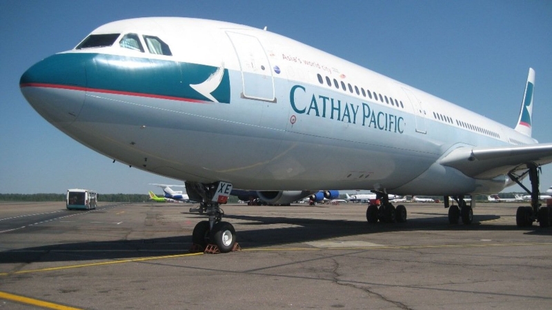 Cathay Pacific уволила бортпроводников за дискриминацию пассажиров