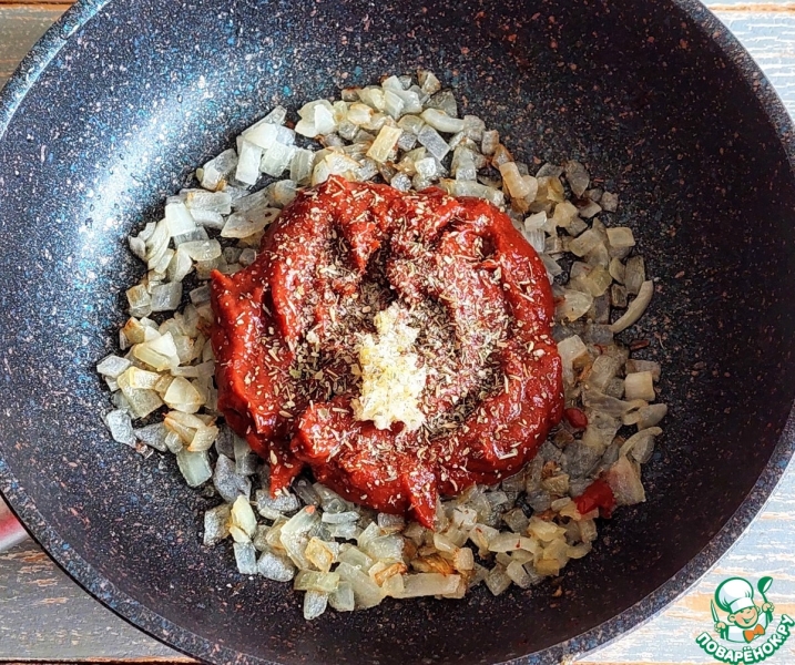 Хот-дог с фрикадельками в томатном соусе