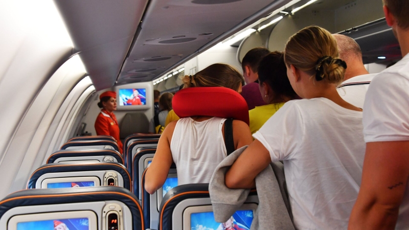 Опытный турист составил список самых ужасных привычек авиапассажиров