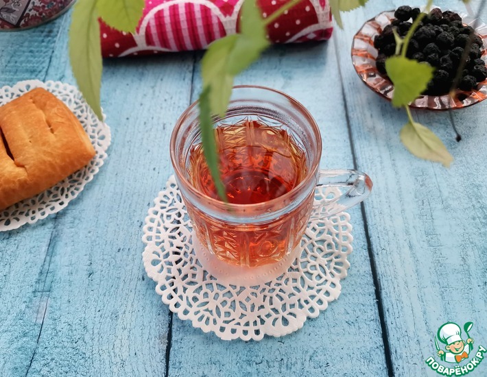 Чай с цукатами из черноплодной рябины