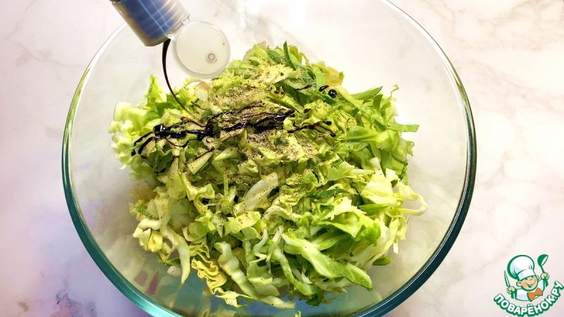 Весенний салат с молодой капустой и овощами