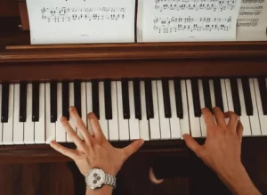 Как обучится игре на фортепиано