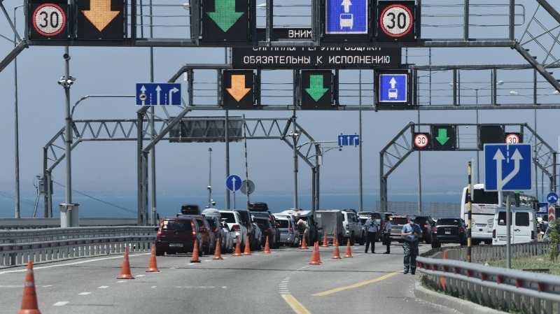 Более 500 машин ждут проезда по Крымскому мосту со стороны Кубани