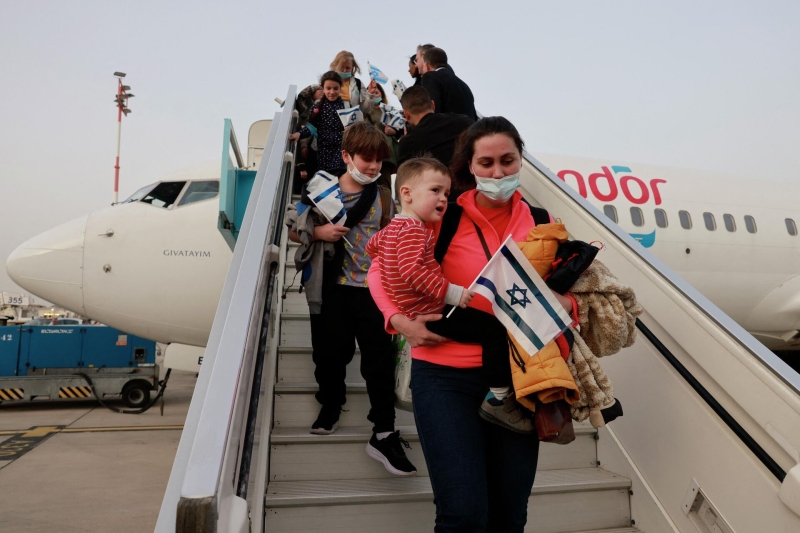 "Докажи, что ты турист". Как россиян заворачивают на границе в Израиле