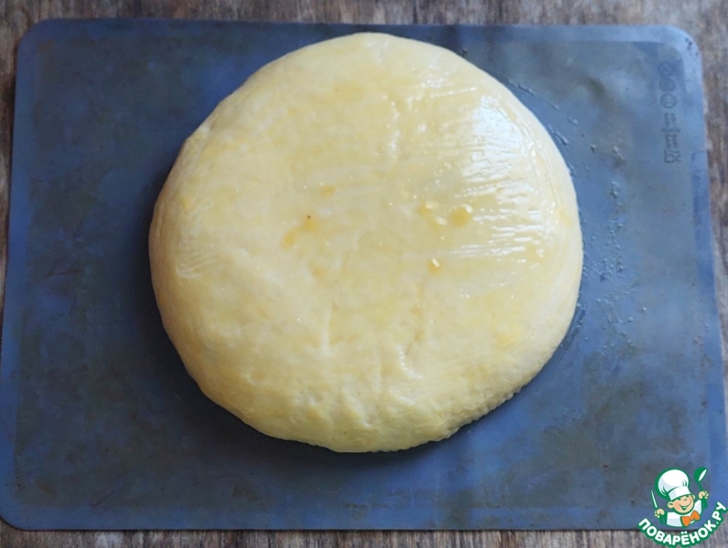 Дрожжевой пирог с сосисками и сыром