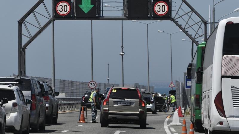 Очередь на проезд по Крымскому мосту увеличилась до 870 автомобилей