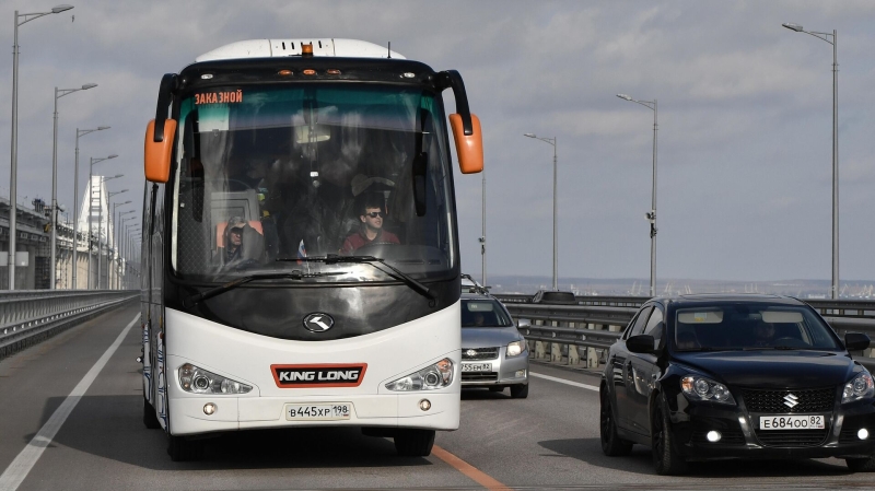 Очередь на въезд на Крымский мост вырастет к выходным, предупредили власти