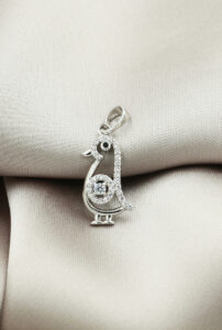 ЖЕНСКИЕ ПОДВЕСКИ И КУЛОНЫ