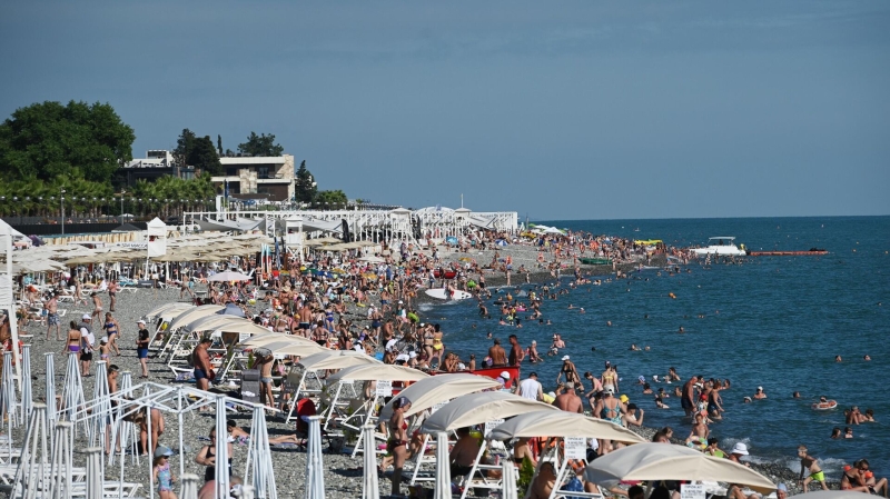 На сочинских пляжах стало больше посетителей из-за жары