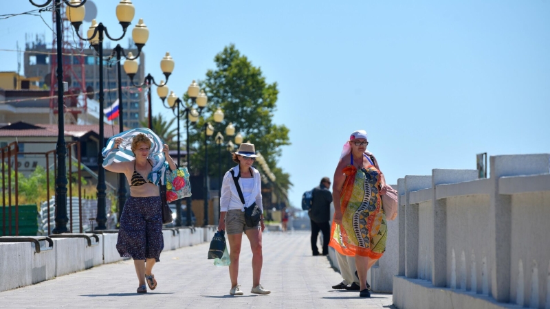 Туристы в Абхазии отреагировали на новые штрафы за хождение в купальниках