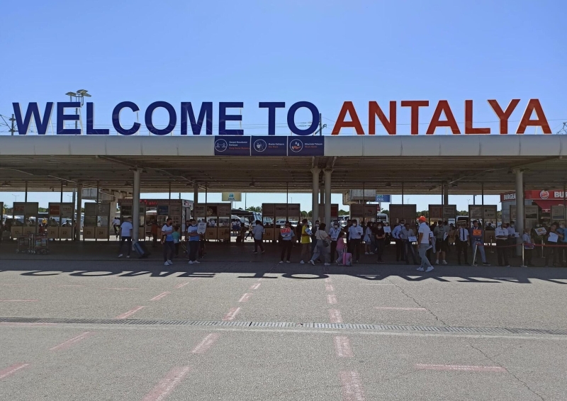 Застрявшие в Турции: на что рассчитывать пассажирам задержанных рейсов