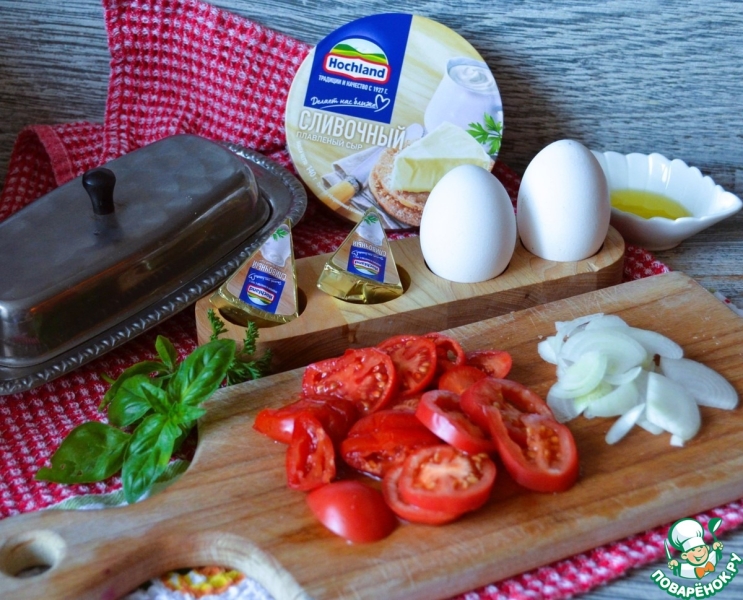 Яичница с плавленым сыром и овощами