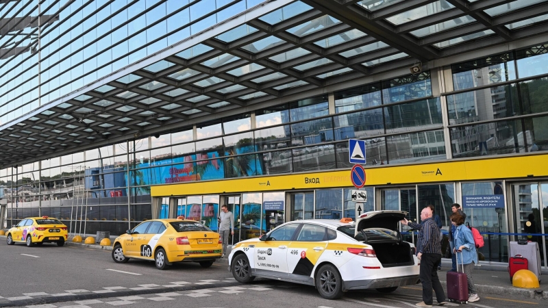 Пассажиры оценили работу такси в московских аэропортах