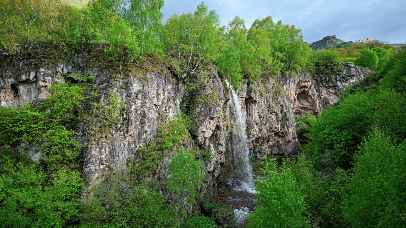 Российская туристка сорвалась со склона в горах в Карачаево-Черкесии