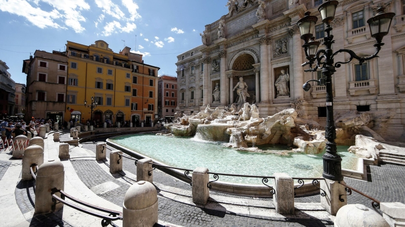 В Риме туристок оштрафовали на 450 евро за купание в известном фонтане
