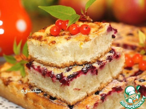 Пирог с кремом и мелкими ягодами