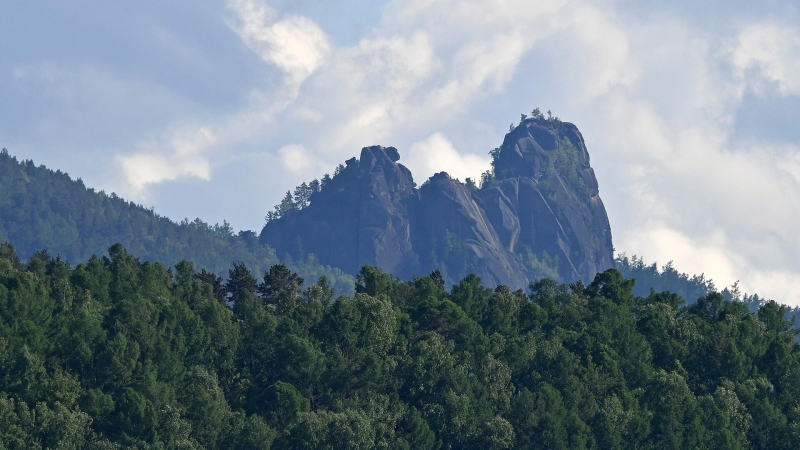 В красноярском национальном парке "Столбы" турист сорвался со скалы