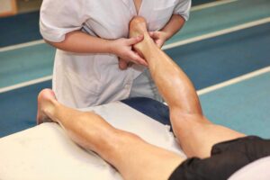 Изучение и преодоление атрофии мышц ног и рук: причины, симптомы и методы реабилитации