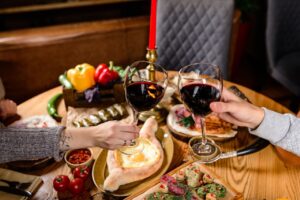 Советы по выбору алкогольных напитков для праздничного стола: от классических вариантов до необычных сочетаний