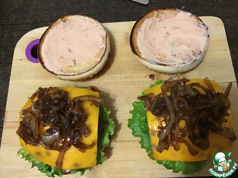 Чизбургер с карамелизированным луком