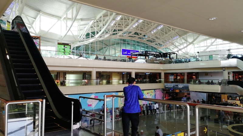 На Бали сотрудники аэропорта продавали туристам бесплатную услугу