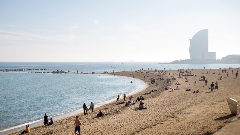 С пляжей Барселоны исчезает песок