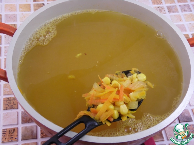 Суп-пюре с полентой, тыквой и креветками