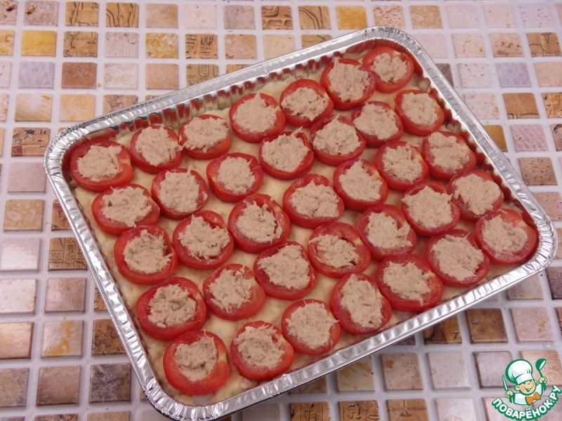 Картофельный пирог с фаршированными тунцом черри