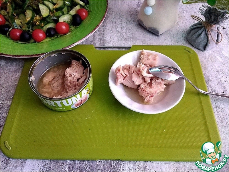 Овощной салат с консервированным тунцом