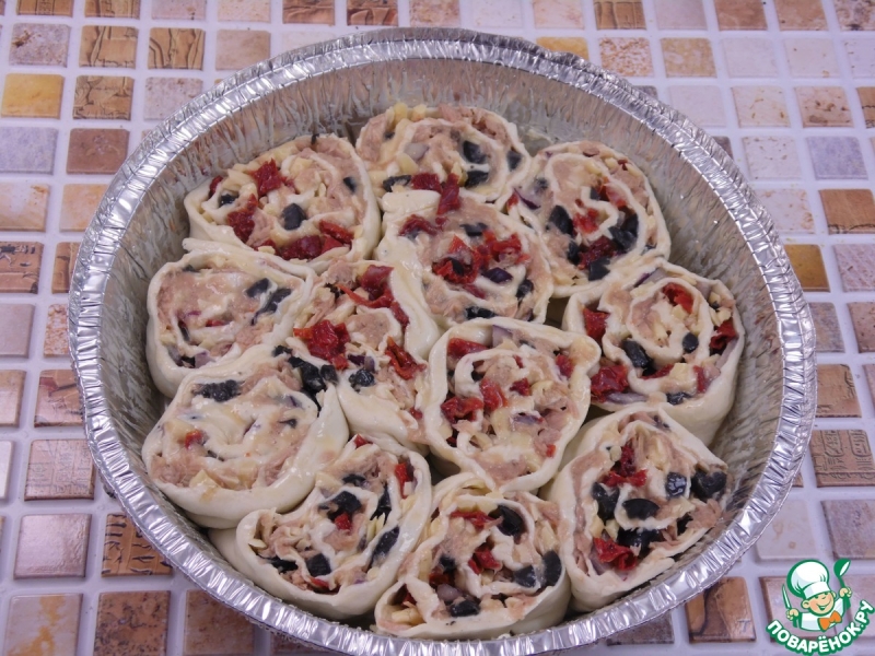 Пирог с тунцом и маслинами