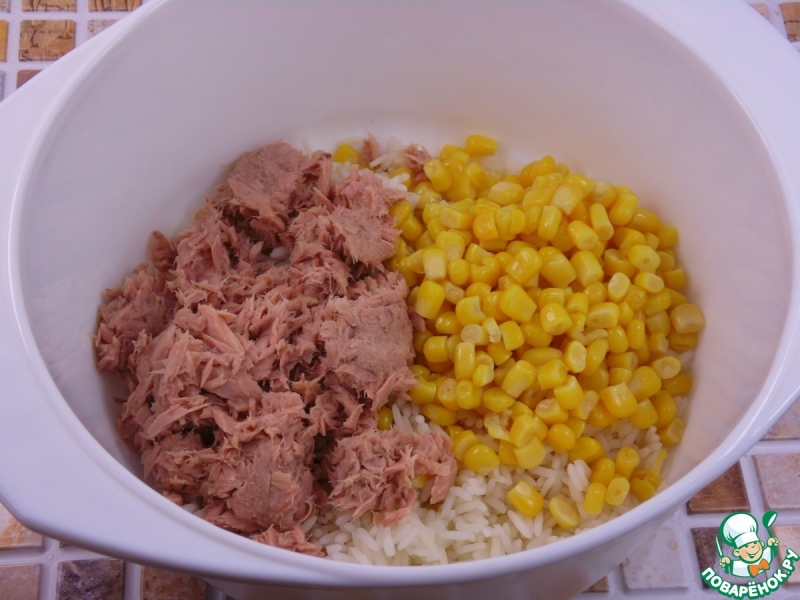 Рыбно-рисовый салат с кукурузой
