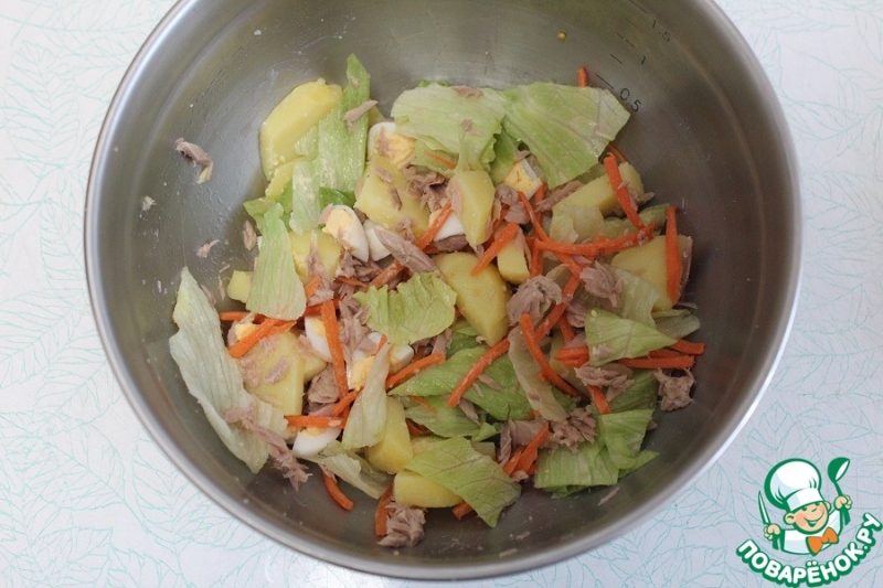 Салат с тунцом и горячей заправкой