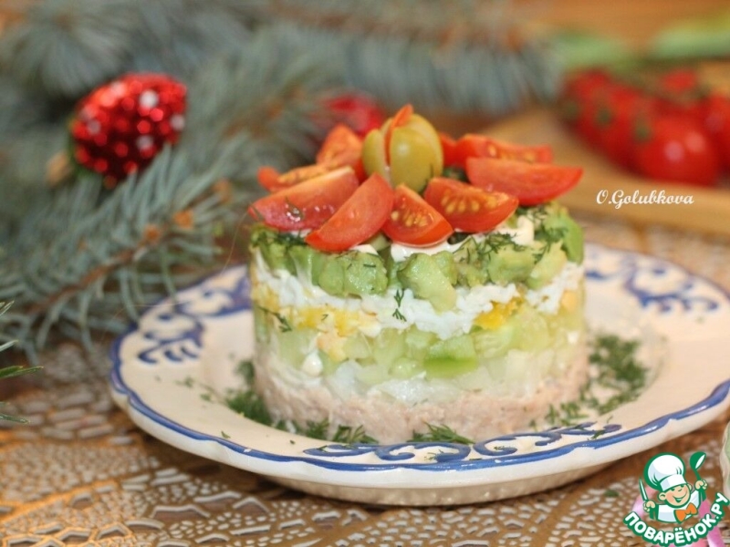 Слоеный салат с авокадо, тунцом, черри