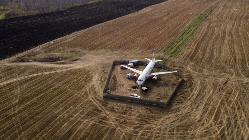 В "Уральских авиалиниях" рассказали о судьбе севшего в поле самолета