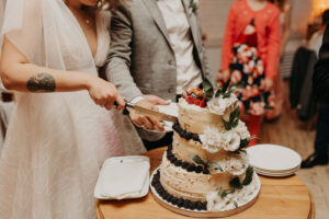 Изысканные свадебные торты на заказ: дизайн, начинки и преимущества индивидуального подхода