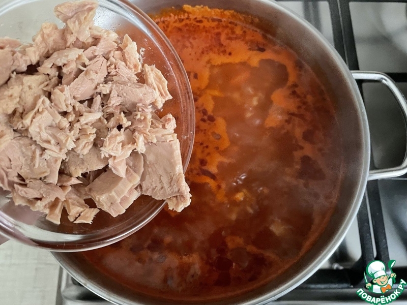 Ароматный суп с консервированным тунцом