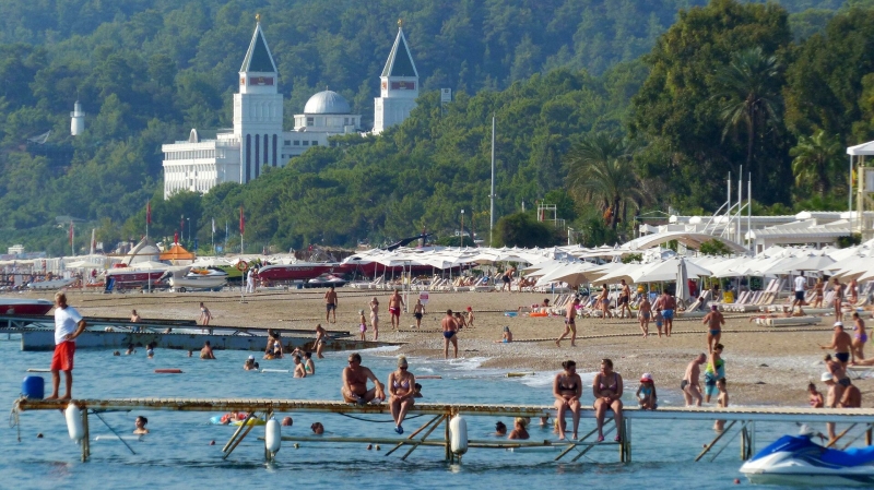 На пляже отеля в Анталье обнаружили труп без головы